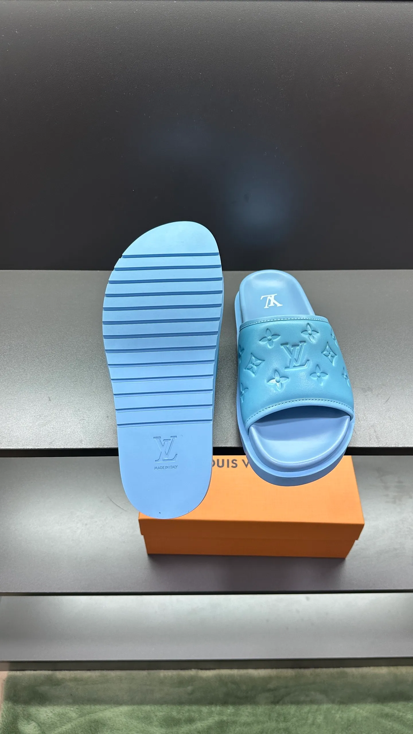 [L Home] P: 300💰Size: 38-45 Top purchasing lv men's summer slippers, classic presbyopia with soft real leather lining, unique color splicing effect, distinctive personality, fashionable and trendy essential style, light and comfortable. Lightweight and tough rubber insole, micro ridged foam outsole, super comfortable!